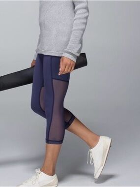 Lululemon Breathe Easy Crop Legging
Cadet Blue